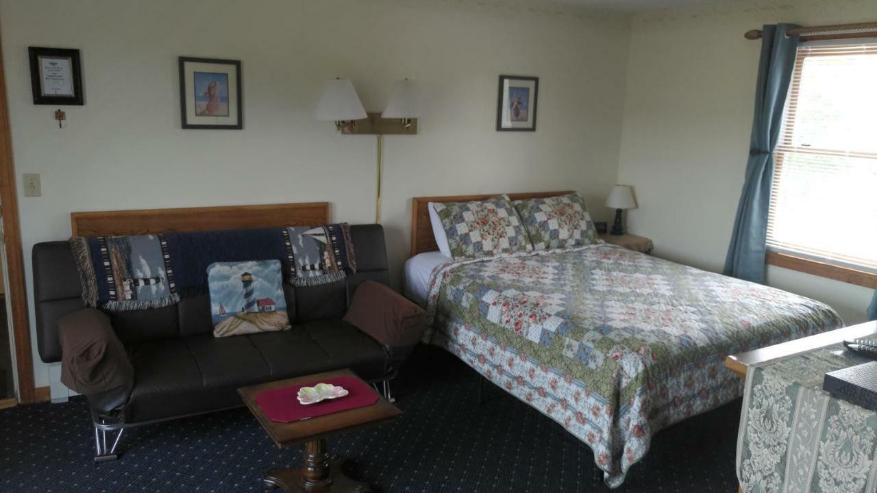 Midway Lodging Cornish Eksteriør bilde