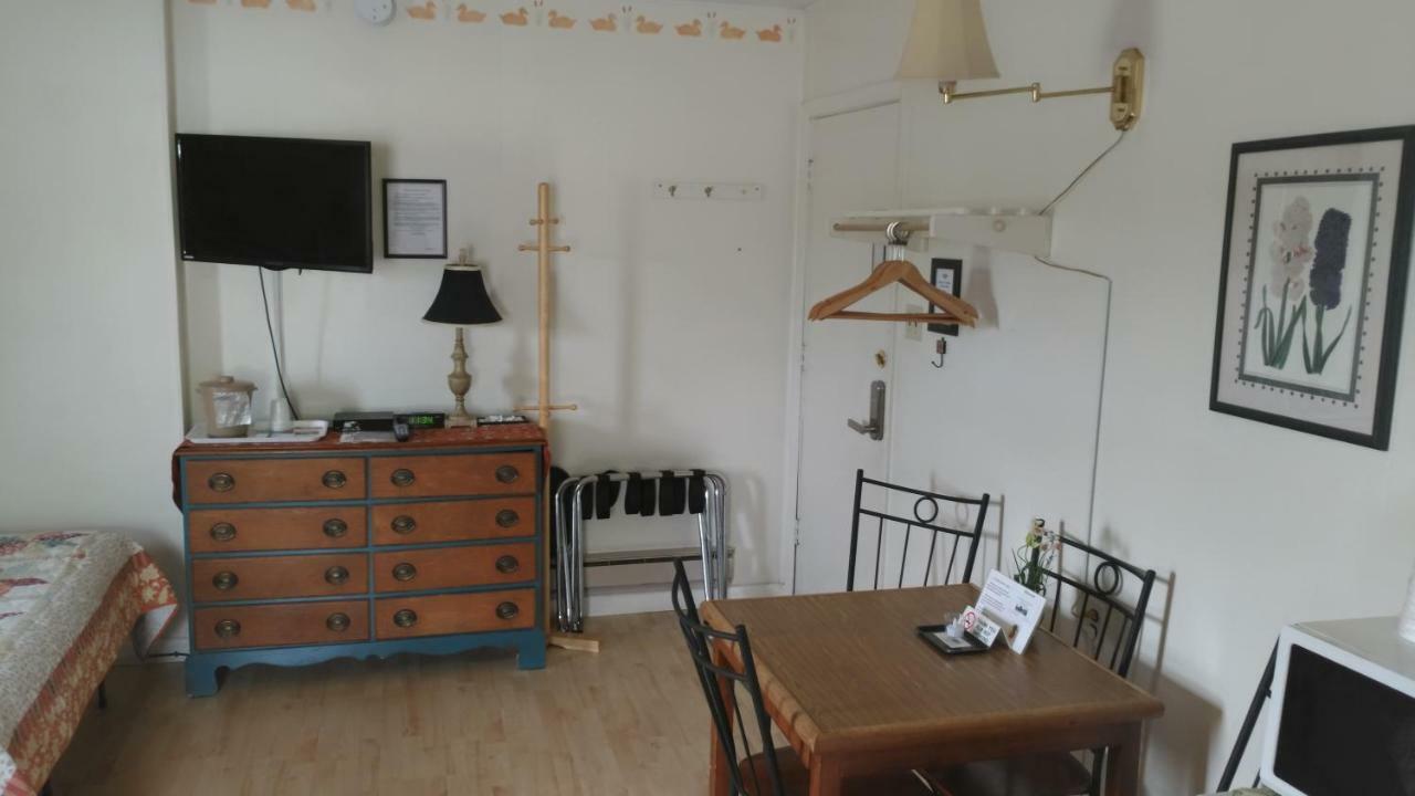 Midway Lodging Cornish Eksteriør bilde