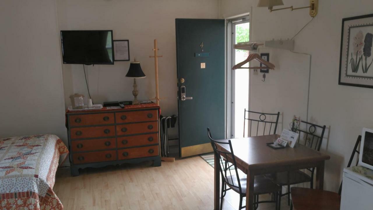 Midway Lodging Cornish Eksteriør bilde
