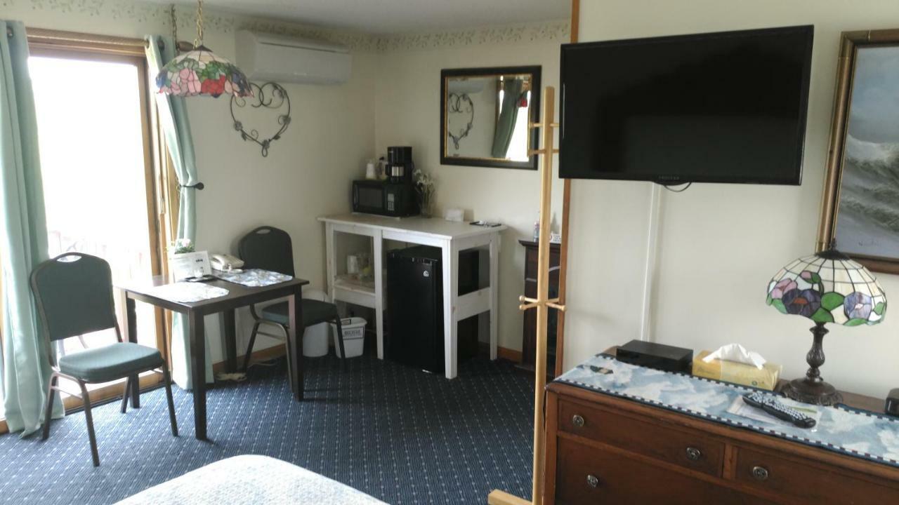 Midway Lodging Cornish Eksteriør bilde